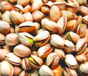 Pistachios are among the nuts that are good for men's sweating.